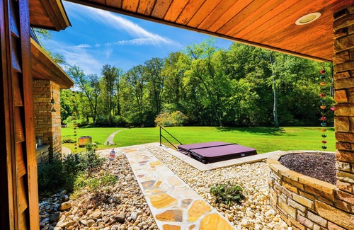 Farmington House | Luxuriant Frank Lloyd Wright Inspired Accommodations-The Dream House