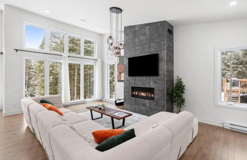 Lac-Swell Ski Chalet | Luxurious & Tranquil Nature Getaway ~ Scenic Views