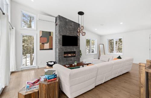 Lac-Swell Ski Chalet | Luxurious & Tranquil Nature Getaway ~ Scenic Views