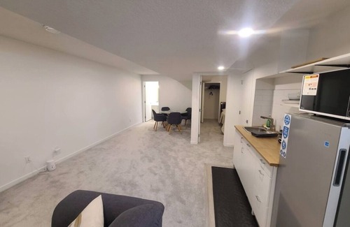 Airdrie House | Luxurious 1-bedroom basement suite in marvelous Airdrie 15 minutes to the Airpor