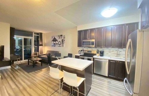 Downtown Mississauga Condo | Luxurious 1 Bedroom+ Den, 1 Bath Condo/Square One
