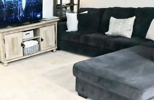 Galloway Condo | Luxurious 1-bedroom Condo just 11 min from Downtown Columbus Washer/Dry WiFi, AC