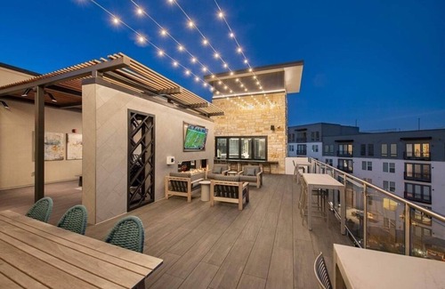 Addison Apartment | Luxurious 1 bedroom in Dallas Area! Free Wi-Fi, Fitness Center and much more!