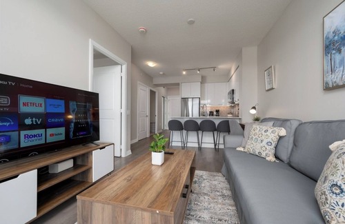 Hurontario Condo | Luxurious 1+Den, 1 Bath Condo, Parking, City View