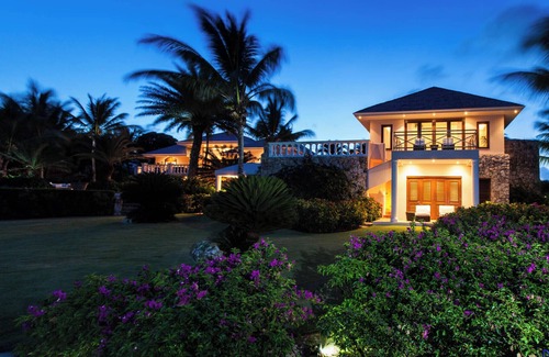 The Valley Villa | Luxurious 10-bedroom villa with WiFi and AC in amazing George Hill