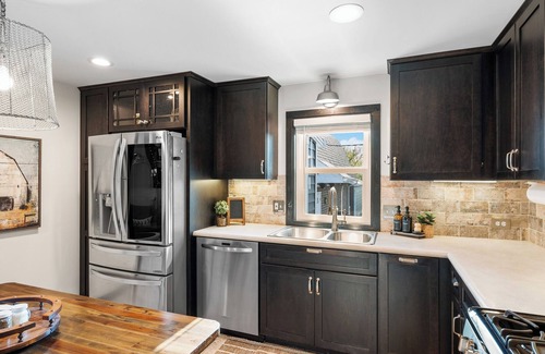 Greentown House | Luxurious 1875 centrally located Canton/Akron home, lg MBR, garden & sunset view