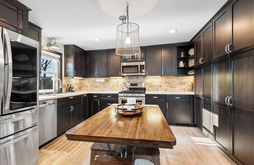 Greentown House | Luxurious 1875 centrally located Canton/Akron home, lg MBR, garden & sunset view