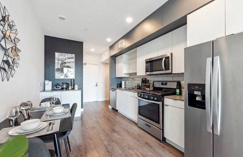 Beverly Hills Apartment | Luxurious 1bd apt in Hollywood w/Free Parking, Pool, Gym