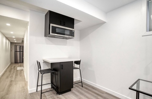Cambridge House | Luxurious 1Bedroom/2 Bed/1Bath Apartment with WFH Setup