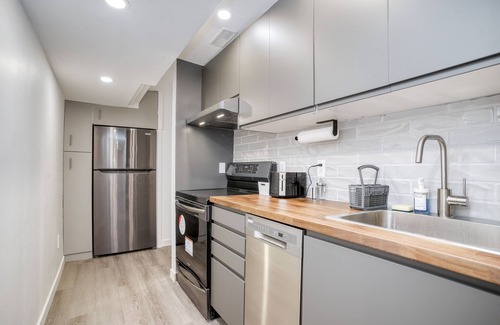 Cambridge House | Luxurious 1Bedroom/2 Bed/1Bath Apartment with WFH Setup