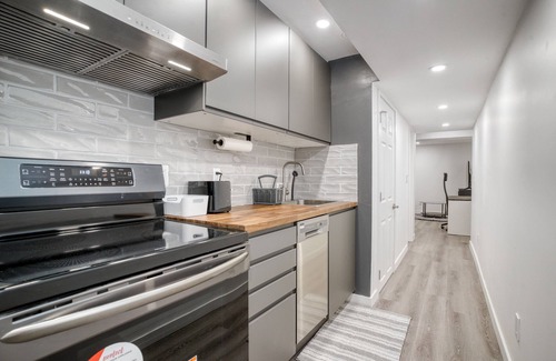 Cambridge House | Luxurious 1Bedroom/2 Bed/1Bath Apartment with WFH Setup