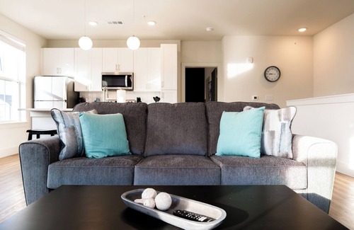 Pflugerville Apartment | Luxurious 1BR Gem – Steps from the Action