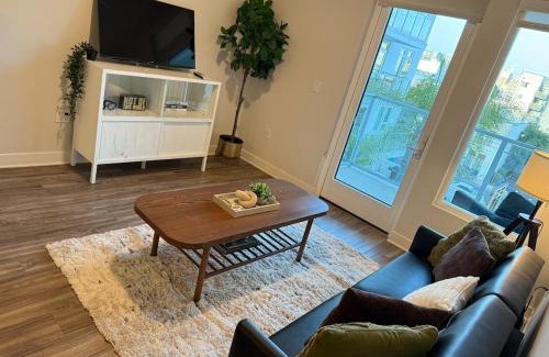 Los Angeles Apartment | Luxurious 1BR Suite Near Hollywood Walk Of Fame