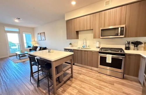 Hollywood Apartment | Luxurious 1BR Suite Near Hollywood Walk Of Fame