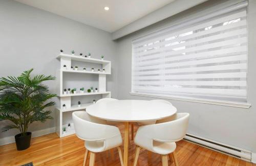 Cote-Des-Neiges—Notre-Dame-De-Grace Apartment | Luxurious 1BR unit in Montreal