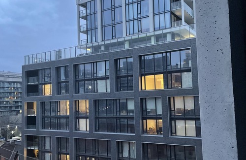 Old Town Condo | Luxurious 1DB Condo Minutes Away From The CN Tower