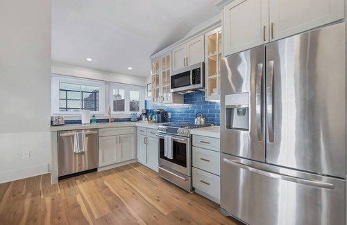 Walnut Hills Apartment | Luxurious 2 Bdrm 2 Bath 3rd floor Walkup