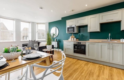 West Cliff Apartment | Luxurious 2-Bed Apt w/Stunning Sea View & Parking