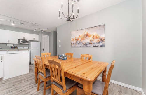 Canadian Rockies House | Luxurious 2 bed Mountain Retreat Renovated With Gorgeous Decor