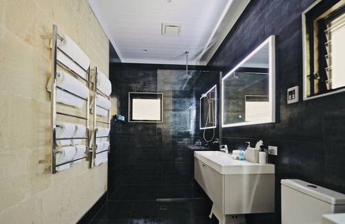 Bramley Villa | Luxurious 2 bedroom, 1 bathroom self contained limestone villa, with a hot spa.