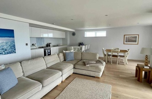 Newquay Apartment | Luxurious 2 bedroom apartment, fabulous views, 3 minute walk from Fistral Beach