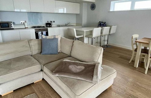 Newquay Apartment | Luxurious 2 bedroom apartment, fabulous views, 3 minute walk from Fistral Beach