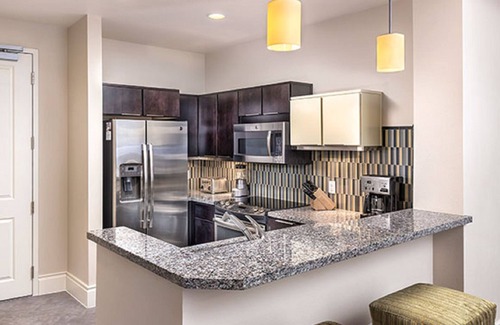 Las Vegas Condo | Luxurious 2-Bedroom Condo w/Kitchen, Pool, 24/7 Free Shuttle to Strip