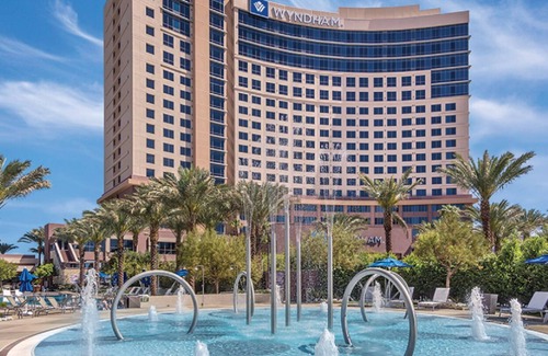 Las Vegas Condo | Luxurious 2-Bedroom Condo w/Kitchen, Pool, 24/7 Free Shuttle to Strip