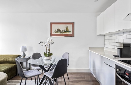 Chelmsford Apartment | Luxurious 2 Bedroom Apartment with Free Parking