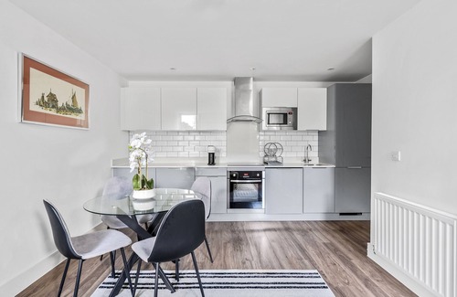 Chelmsford Apartment | Luxurious 2 Bedroom Apartment with Free Parking