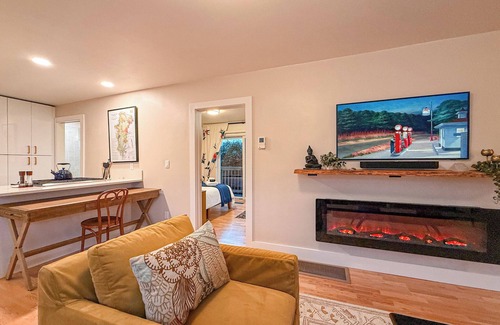 Newberg House | Luxurious 2-bedroom haven with hot tub in the heart of Oregon wine country!