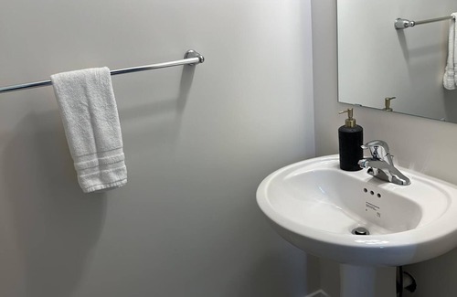 Ottawa Division House | Luxurious 2 bedroom house.Close to amenities, airport,downtown and EY centre.nn