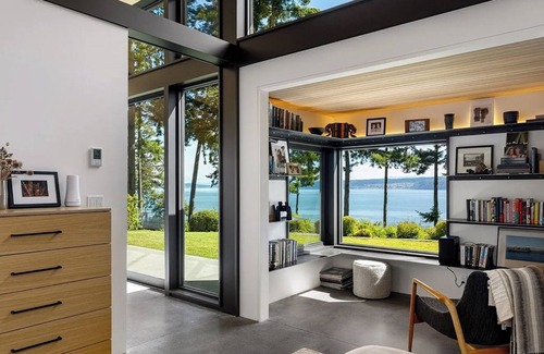 Coupeville House | Luxurious 2- Bedroom Beachfront Getaway – Your Coastal Escape Awaits