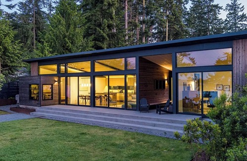 Coupeville House | Luxurious 2- Bedroom Beachfront Getaway – Your Coastal Escape Awaits