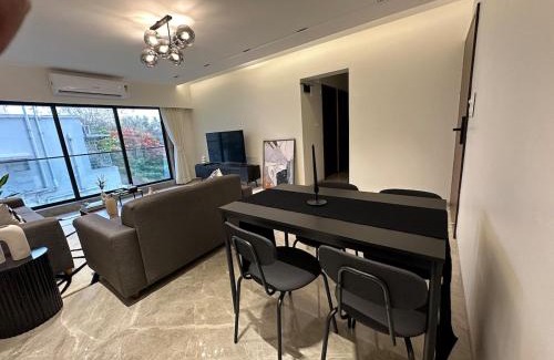 Mumbai Apartment | Luxurious 2 BHK Apartment & Workspace on Juhu Tara Road