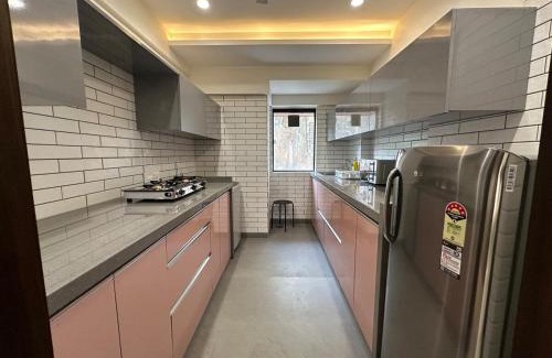 Mumbai Apartment | Luxurious 2 BHK Apartment & Workspace on Juhu Tara Road