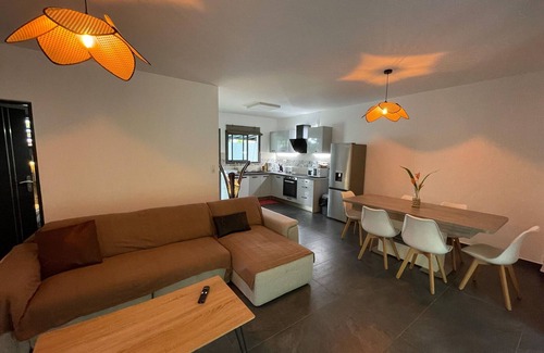 Saint-Philippe Cottage | Luxurious 2-BR Villa with Private Spa in Saint-Philippe - Sleeps 6