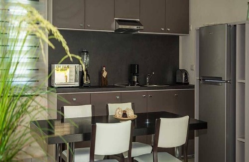 Los Brazos House | Luxurious 2 Bedroom Royal Suite