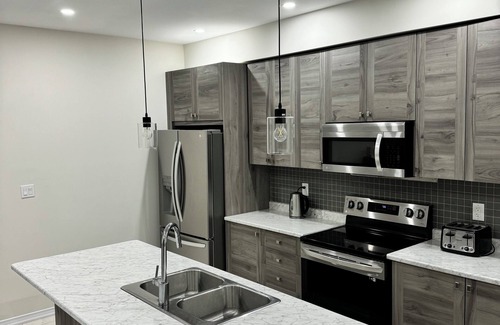 Thorold House | Luxurious 2 Storey 3BR House!