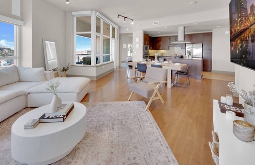 East Village Apartment | Luxurious 2BR/2BA High-Rise in East Village – Walk to Petco Park & Gaslamp