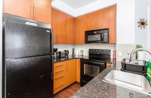 Downtown Mississauga Apartment | Luxurious 2BR 2BATH Condo Steps from Square One