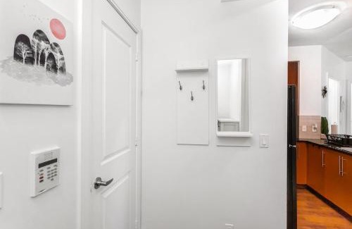Downtown Mississauga Apartment | Luxurious 2BR 2BATH Condo Steps from Square One