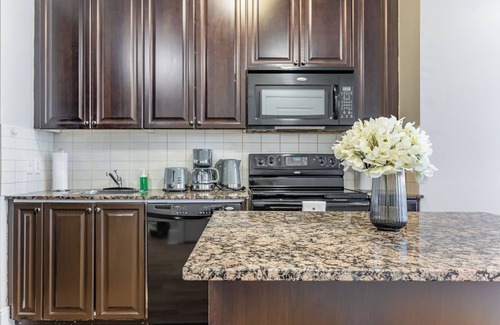Downtown Mississauga Apartment | Luxurious 2BR-2Bath Condo in Mississauga SquareOne