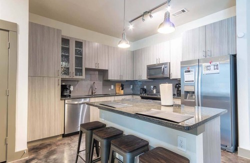 Plano Apartment | Luxurious 2BR King Suite: Pool, Parking, Gym