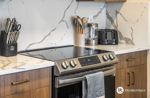 Currie Barracks Condo | Luxurious 2BR Suite near MRU & Downtown/w Parking