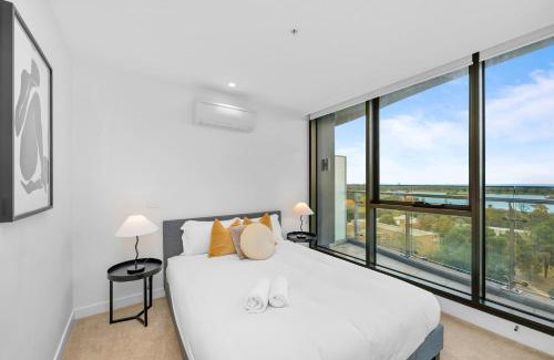 Melbourne Apartment | Luxurious 2BR w Panoramic Lake Views & Rooftop Spa