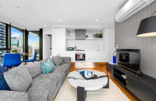 Melbourne Apartment | Luxurious 2BR w Panoramic Lake Views & Rooftop Spa