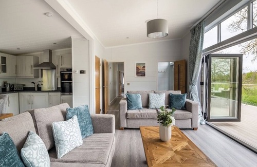 Cambourne Cabin | Luxurious 3 bed Lodge with private hot tub close to city of Cambridge