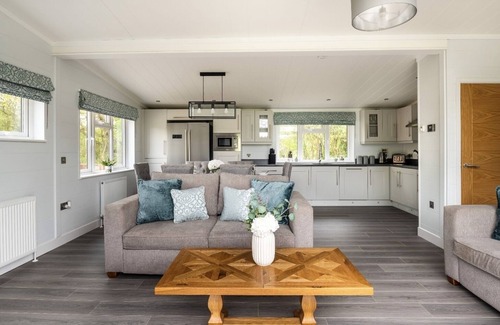 Cambourne Cabin | Luxurious 3 bed Lodge with private hot tub close to city of Cambridge