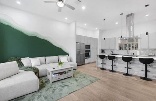 South Central Houston House | Luxurious 3 Bed3 Bath Near Downtown Houston
